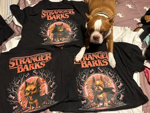Kundenfoto: zwei Personen mit Hund im Ranger Barks Shirt