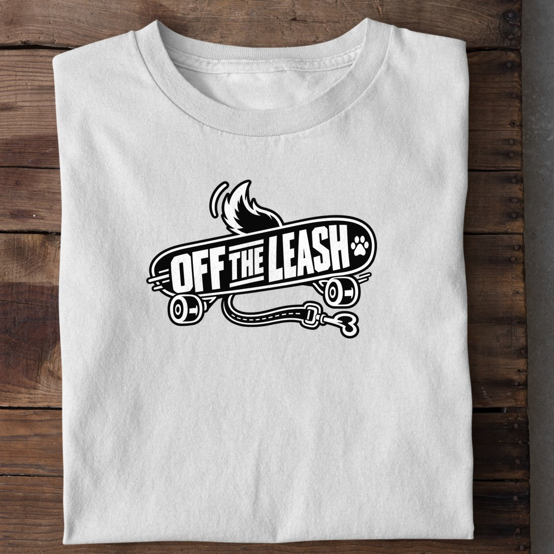 Off the Leash T-Shirt – Hunde-Motiv auf weißem Shirt
